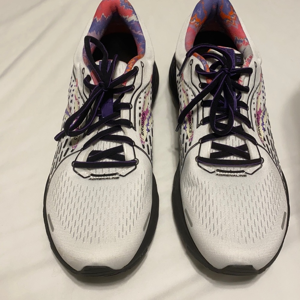 Brooks Tennis shoes.